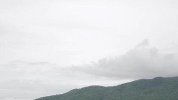 vue verte naturelle de la chaîne de montagnes vertes avec un peu de brouillard nuageux en arrière-plan, vue naturelle sur le paysage de la saison des pluies video