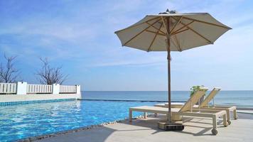 piscine de lit vide autour de la piscine avec fond de mer - concept de vacances et de vacances video