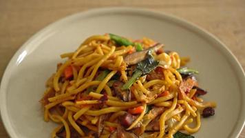 Gebratene Yakisoba-Nudeln mit Gemüse nach veganer Art - vegane und vegetarische Küche video