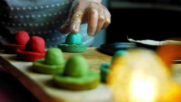 eu desenho linhas com esmalte em biscoitos sombrero mexicanos em três cores video