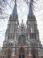 antigua iglesia gótica ortodoxa, católica, gris, medieval, espeluznante y espeluznante con torres. arquitectura europea