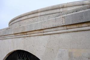 parte superior del arco del triunfo, parís, francia en un día nublado. foto