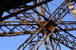 cierre la estructura metálica de la torre eiffel con el cielo azul. foto