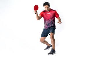 retrato de deportista atleta masculino jugando tenis de mesa aislado. foto