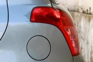 un pequeño fragmento de la carrocería de un coche. foto