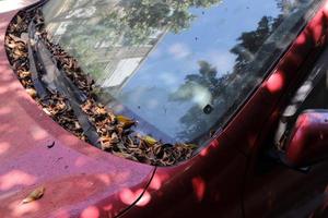 un pequeño fragmento de la carrocería de un coche. foto