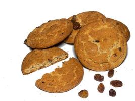 galletas de avena con pasas sobre un fondo blanco. dulces galletas de té rotas. foto