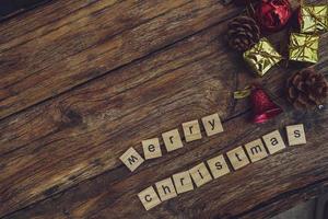 Feliz Navidad. tarjeta de felicitación navideña con madera rústica y adornos. foto
