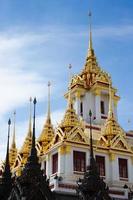 el paisaje de loha prasat o castillo de metal es patrimonio de la humanidad en wat ratchanaddaram en bangkok, tailandia