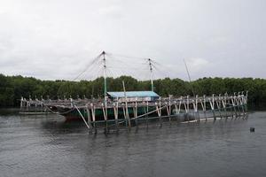 bagan o bagang es una herramienta para pescar, camarones, calamares. tipos de barcos pesqueros en indonesia