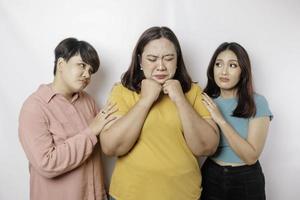 un retrato de tres amigas que se veían tristes llorando se secó las lágrimas y se abrazaron, fondo blanco aislado foto