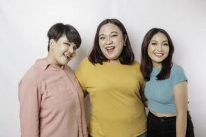 un retrato de tres amigos sonríe expresando un sentimiento feliz, aislado por un fondo blanco foto