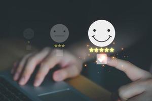 cliente dando 5 estrellas con cara de sonrisa para revisión. experiencia del cliente, emoción de retroalimentación y encuesta de satisfacción en línea. evaluar la calidad del servicio que conduce a la clasificación de reputación de los negocios. foto