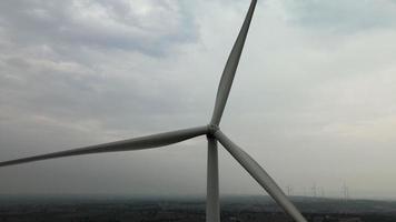 éolienne eco power pour énergie alternative sur ciel bleu. video