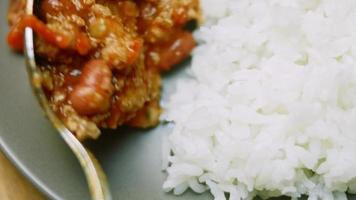 Chili con carne met lang rijst. gemaakt van kalkoen met belgisch bier. Mexicaans keuken video