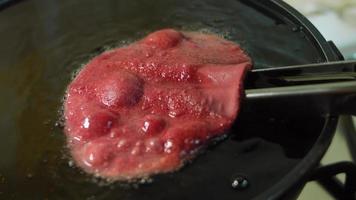 le chef fait cuire des tortillas rouges dans un bol avec de l'huile video