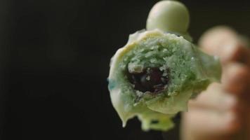 bolo com massa verde, ginjas e creme de leite. também tem enfeite de comida e o bolo estrela vermelha video