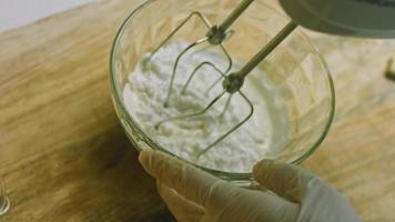 io mettere il crema su il torta con il Aiuto di un' confetteria Borsa. Natale torta con Pan di zenzero biscotti nel il forma di Santa Claus video