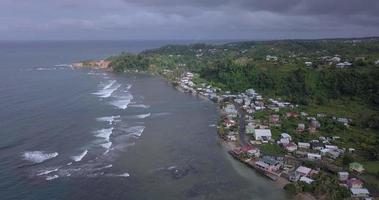 vue de dessus du magnifique village de la côte de calibishie, dominique video