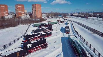 imágenes aéreas de la vista invernal de las viejas locomotoras de vapor en nizhny novgorod video