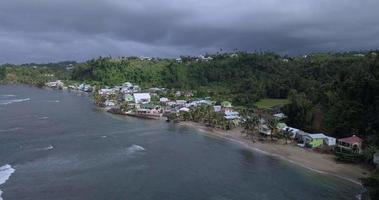 vista superior del hermoso pueblo de la costa de calibishie, dominica video