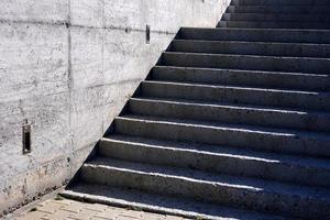 escalera de hormigón crudo con luz y sombra. foto