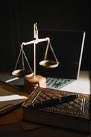 libros de derecho y escalas de justicia en el escritorio de la biblioteca del bufete de abogados. concepto de educación jurídica en jurisprudencia.