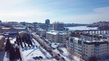 vue aérienne de l'église et du cheboksary d'hiver video