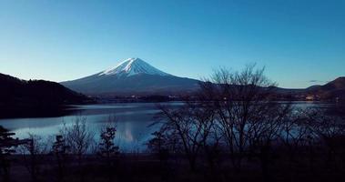 vista aérea para o céu azul e as luzes do nascer do sol no monte sagrado fuji, japão video