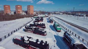 Luftaufnahmen von Winterblick auf alte Dampflokomotiven in Nischni Nowgorod video