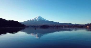 luchtfoto naar de blauwe lucht en zonsopganglichten op de heilige Fuji-berg, japan video