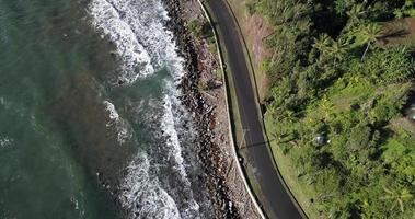 belles images de la côte sauvage de la dominique, mer des caraïbes video