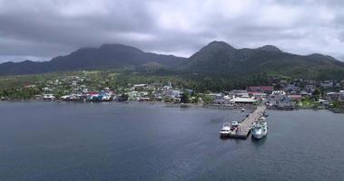 panorama de cima na cidade de portsmouth em dominica video