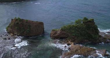 paesaggi di il costa di calibishie, contro il fondale di dominica natura video