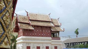 bela vista do edifício dentro do templo wat phra singha com linda arquitetura lanna. vida no sudeste da ásia em chiang mai, tailândia. video