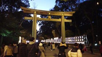 la gente visita el santuario meiji en el centro de la ciudad de tokio con un antiguo torii de madera ubicado entre el bosque en harajuku el día de año nuevo video