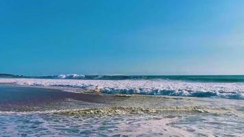 extremamente grandes ondas de surfista na praia puerto escondido méxico. video