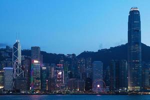 vista nocturna de hong kong desde el puerto de victoria foto