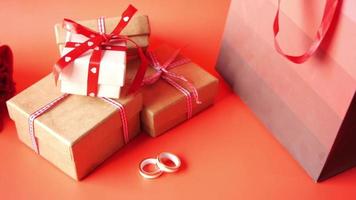 coffrets cadeaux saint valentin et sac sur table rouge video