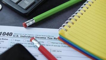 Nahaufnahme eines Steuererklärungsformulars und Stift auf dem Tisch video