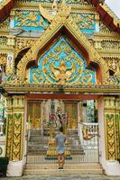 joven turista está visitando el templo budista en tailandia. foto