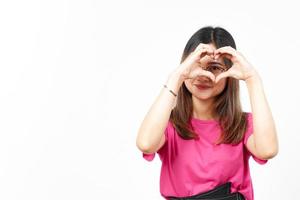 mostrando amor corazón signo de hermosa mujer asiática aislada sobre fondo blanco foto