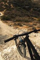 bicicleta mtb en la cima de una montaña antes de un paseo cuesta abajo foto