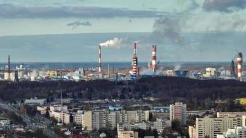 aereo Visualizza su affumicato tubi di chimico impresa pianta. aria inquinamento concetto. industriale paesaggio ambientale inquinamento rifiuto di termico energia pianta video