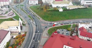 vista aérea acelerada de video 8x arriba en el cruce de caminos con tráfico pesado en la ciudad