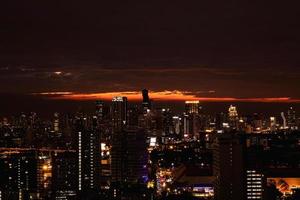 vista de la ciudad moderna de bangkok durante la puesta de sol foto