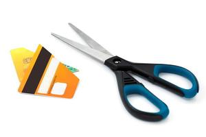 tijeras y tarjeta de crédito cortada en blanco foto