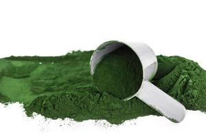 proteína vegetariana verde o polvo de espirulina en blanco foto