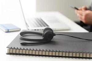 auriculares en el lugar de trabajo del trabajador del centro de llamadas de mesa foto