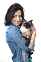 mujer con gato siamés foto